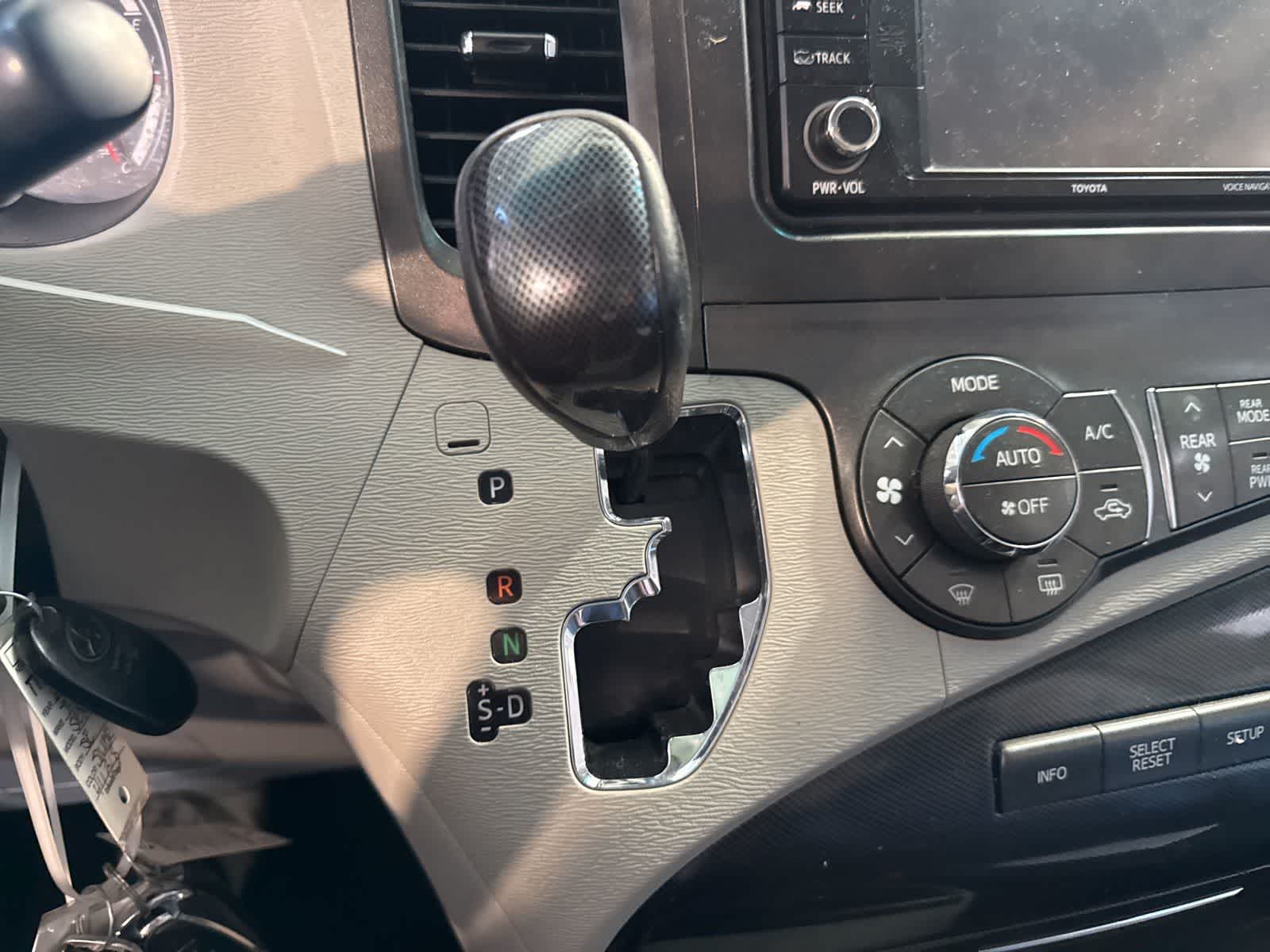 Thumbnail: 2014 Toyota Sienna - 26