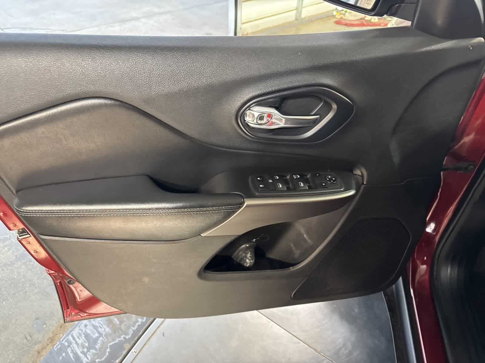 Thumbnail: 2019 Jeep Cherokee - 17