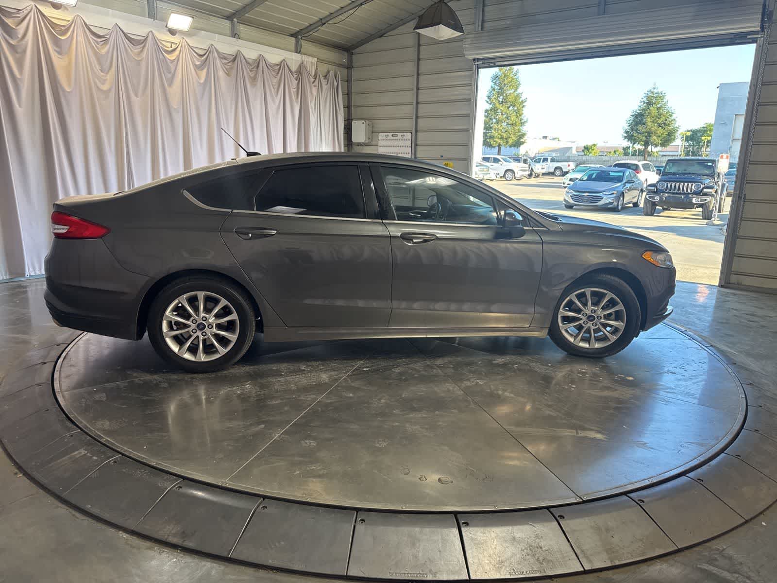 2017 Ford Fusion SE photo 2