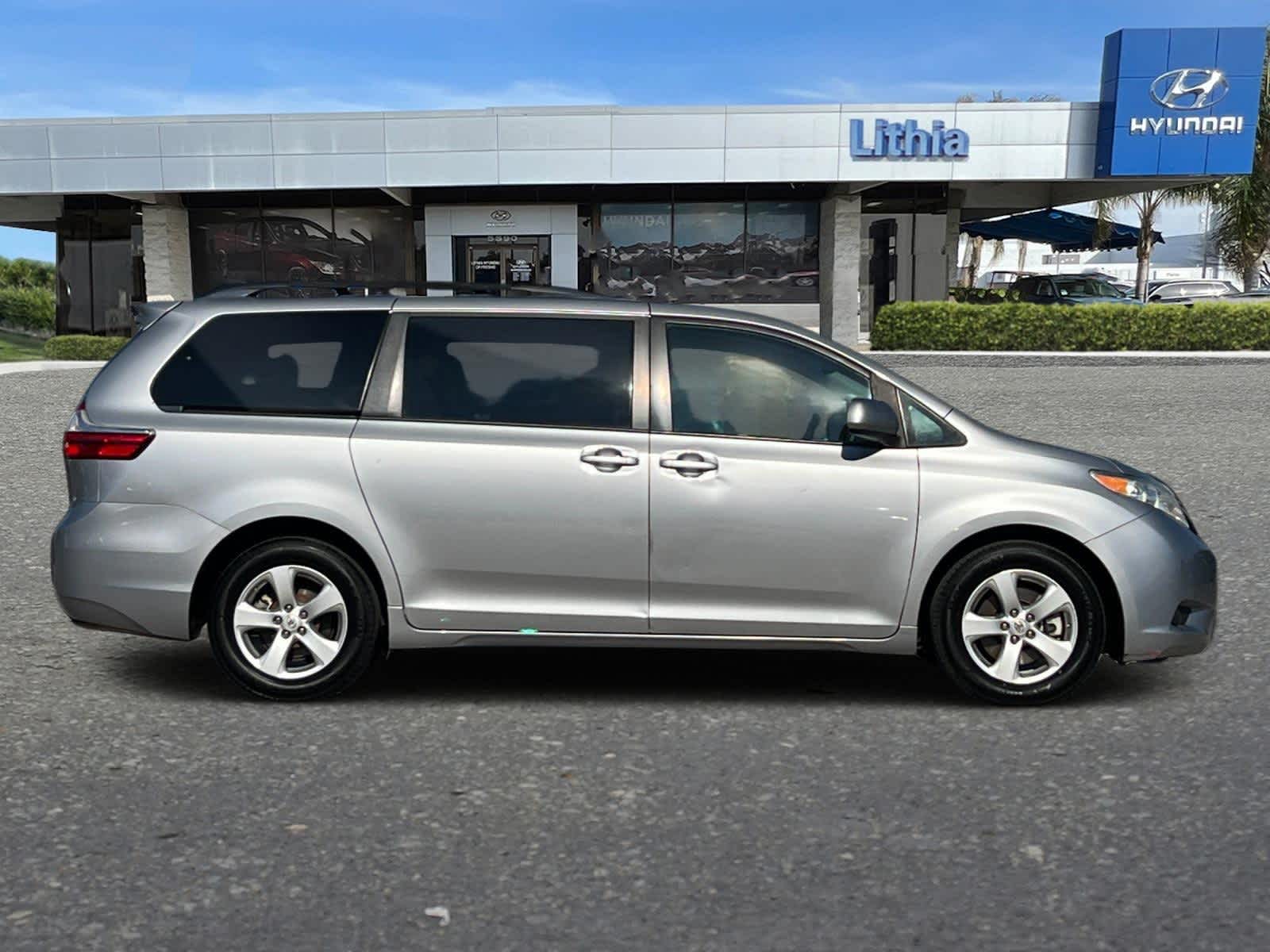 Thumbnail: 2017 Toyota Sienna - 8