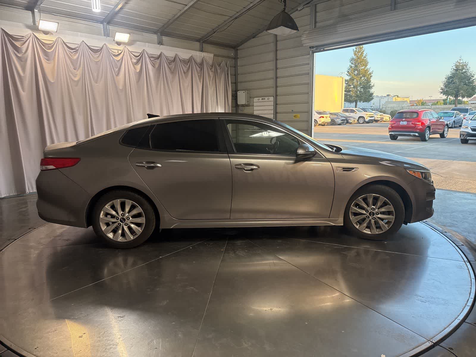 Thumbnail: 2016 Kia Optima - 3