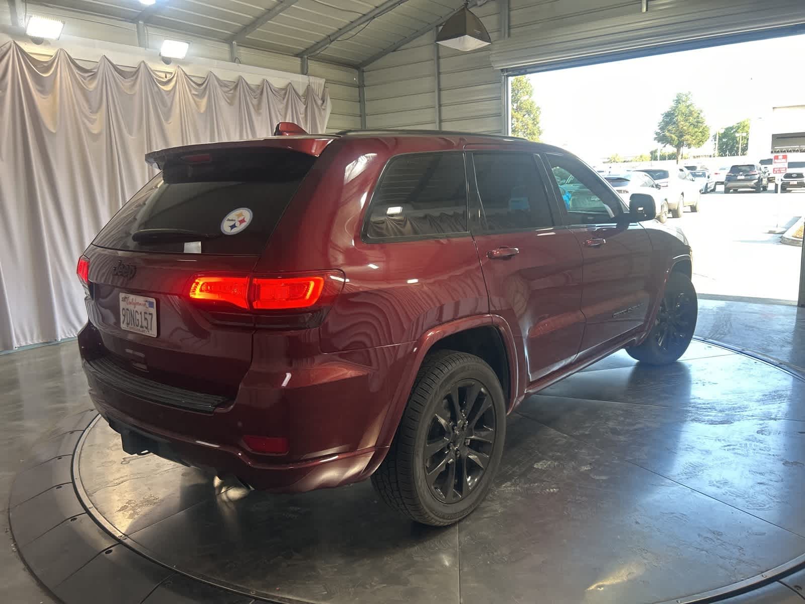 Thumbnail: 2017 Jeep Grand Cherokee - 9