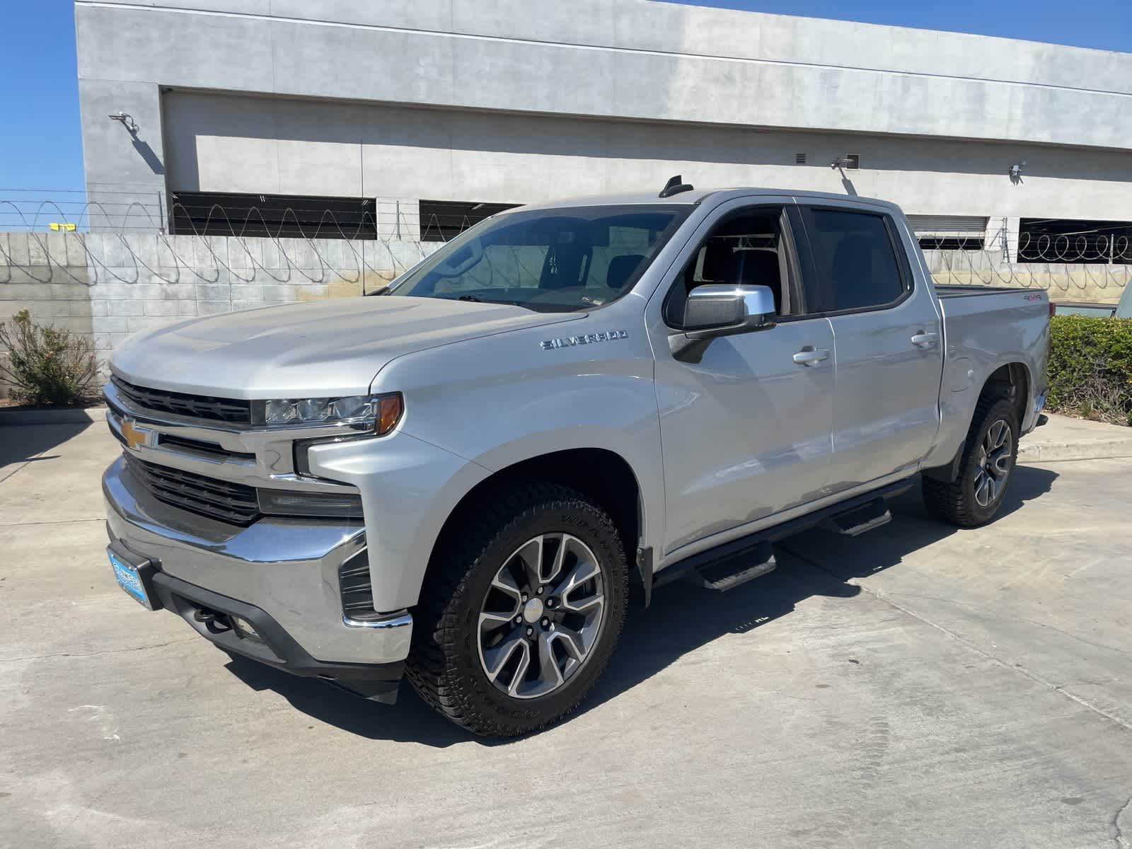 Used 2020 Chevrolet Silverado 1500 LT with VIN 3GCUYDEDXLG163364 for sale in Fresno, CA