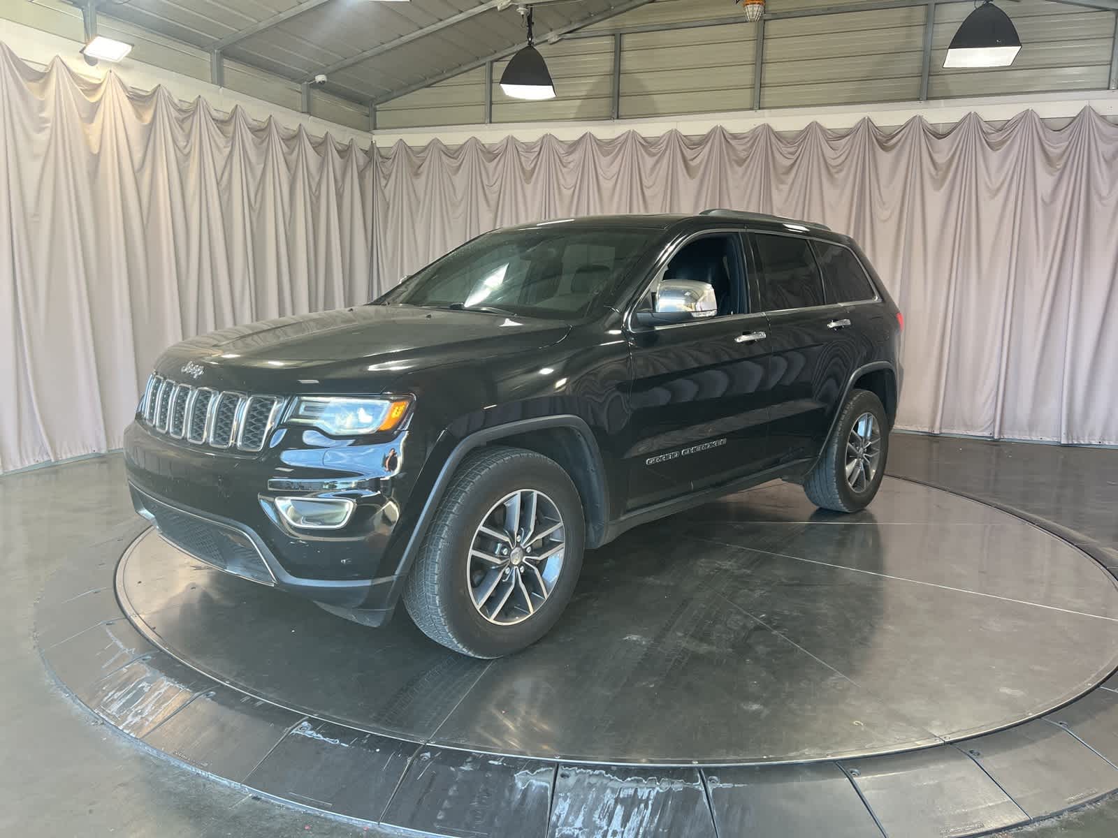 Thumbnail: 2017 Jeep Grand Cherokee - 3