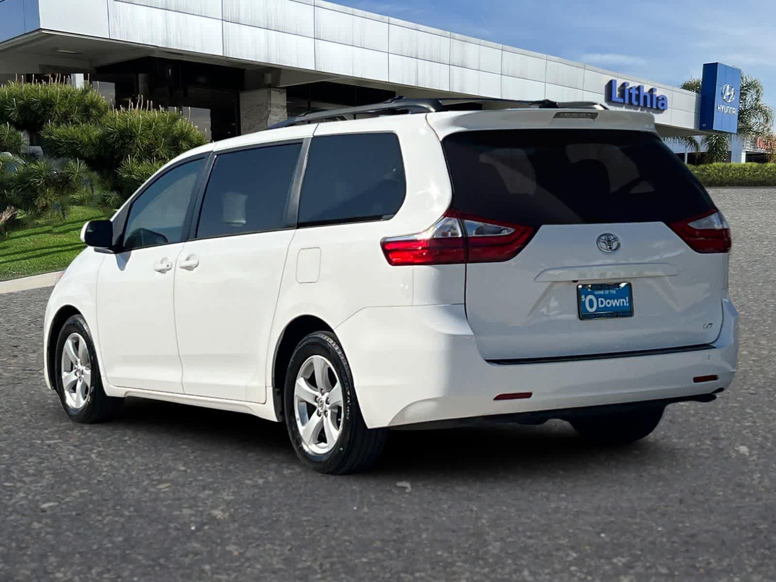 Thumbnail: 2017 Toyota Sienna - 7