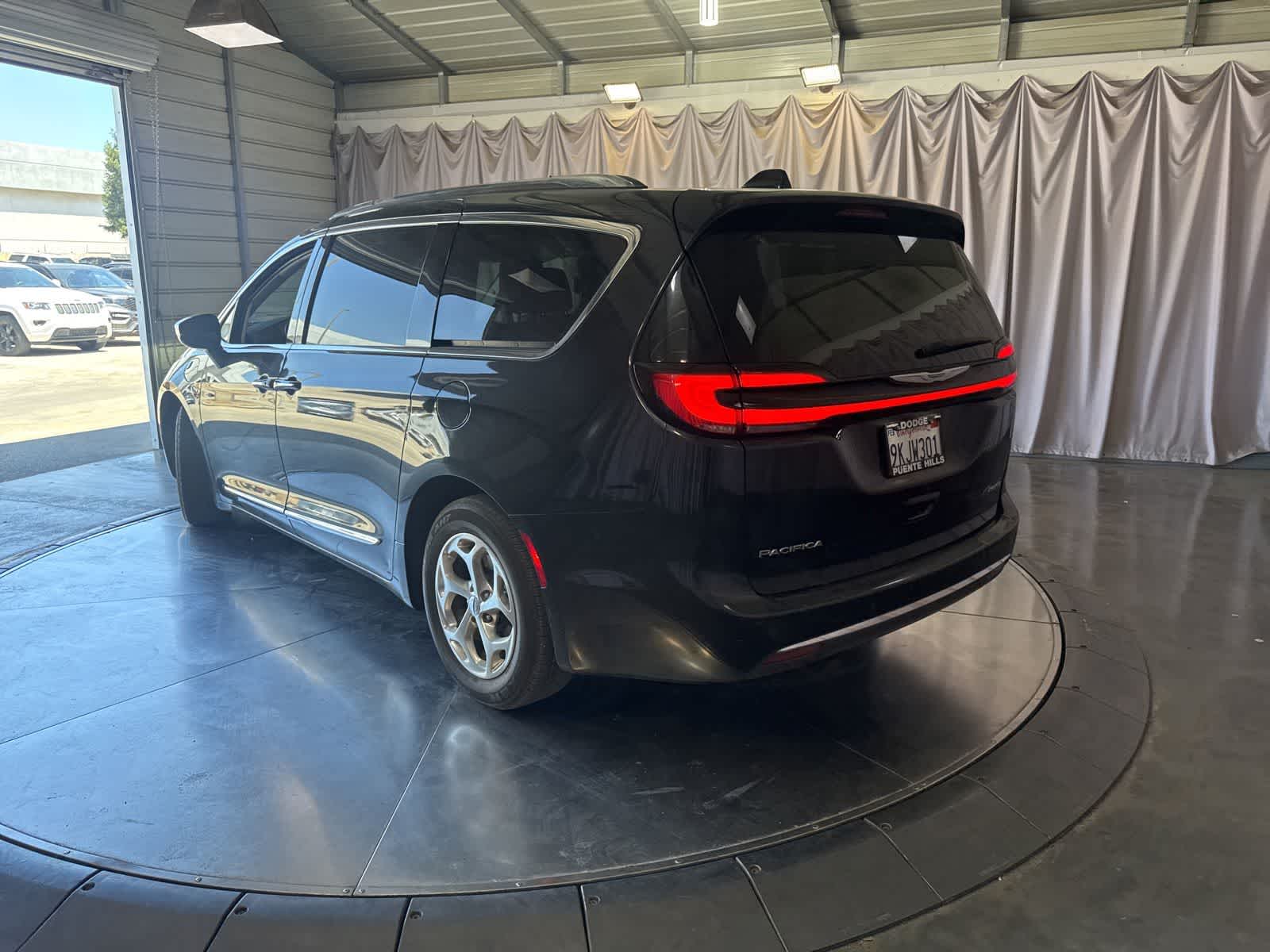 Thumbnail: 2021 Chrysler Pacifica - 3