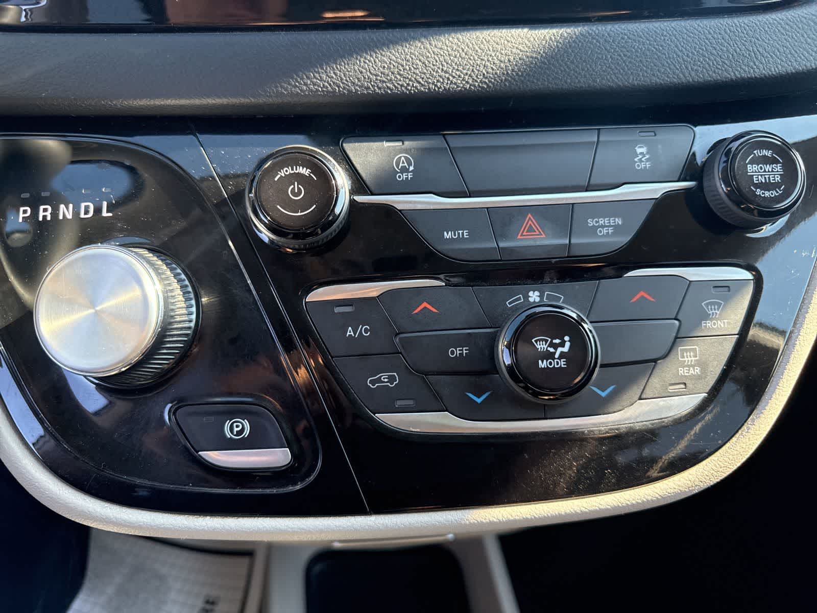 Thumbnail: 2023 Chrysler Voyager - 25