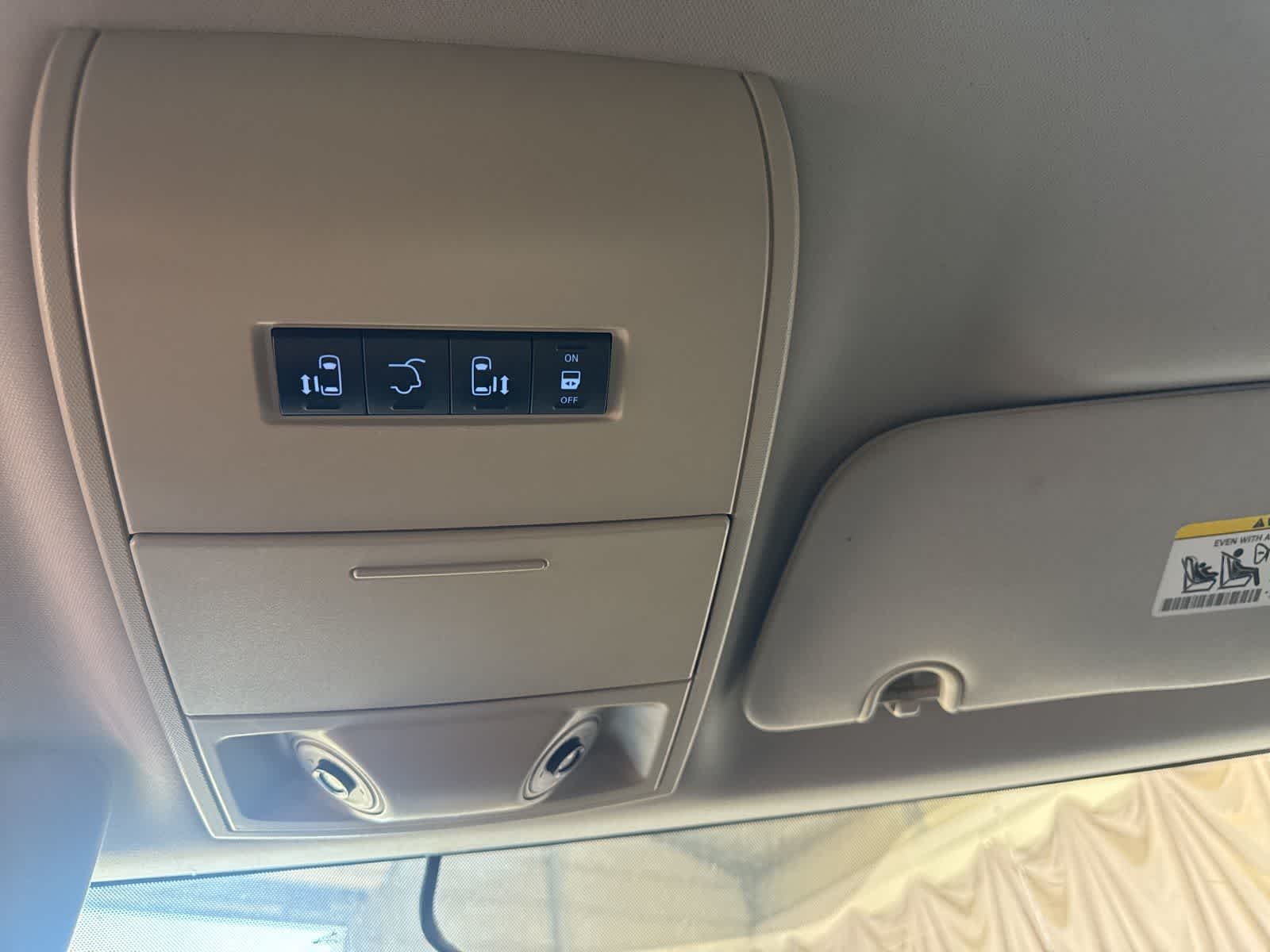 Thumbnail: 2016 Chrysler Town & Country - 23