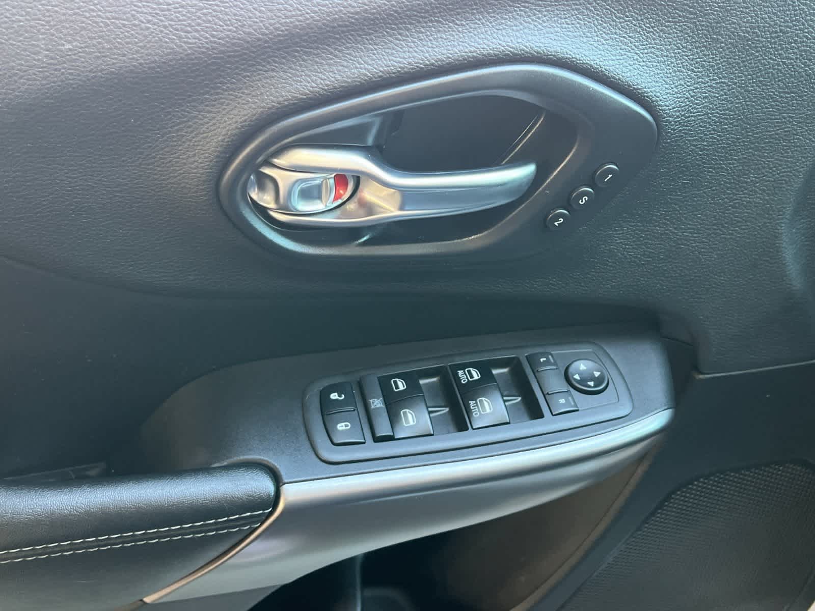 Thumbnail: 2019 Jeep Cherokee - 12