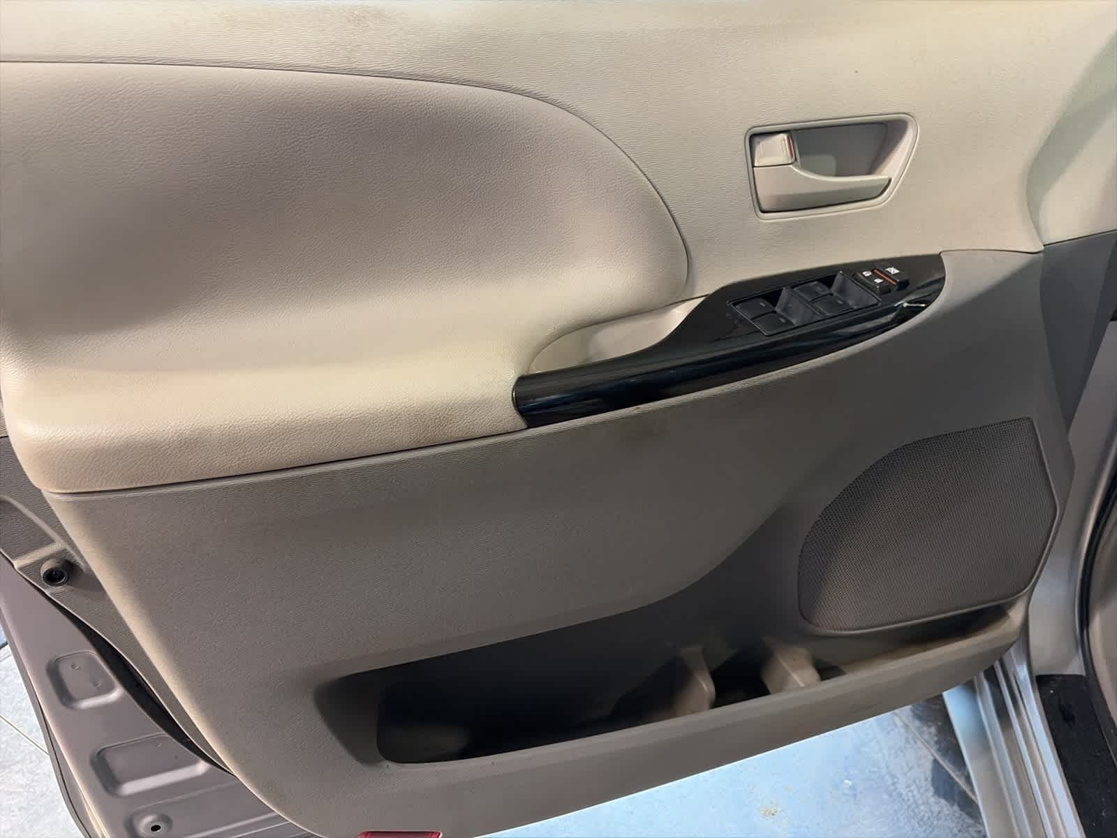 Thumbnail: 2012 Toyota Sienna - 21