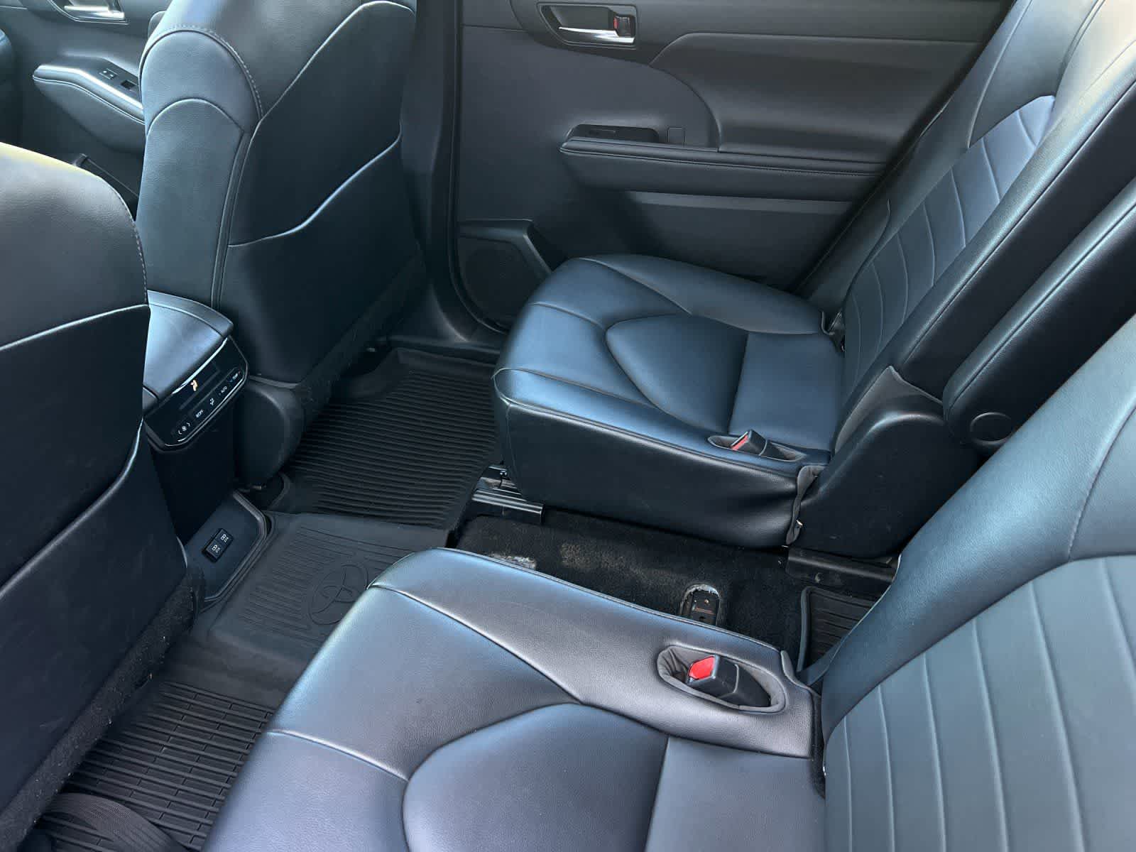 2021 Toyota Highlander XLE photo 4