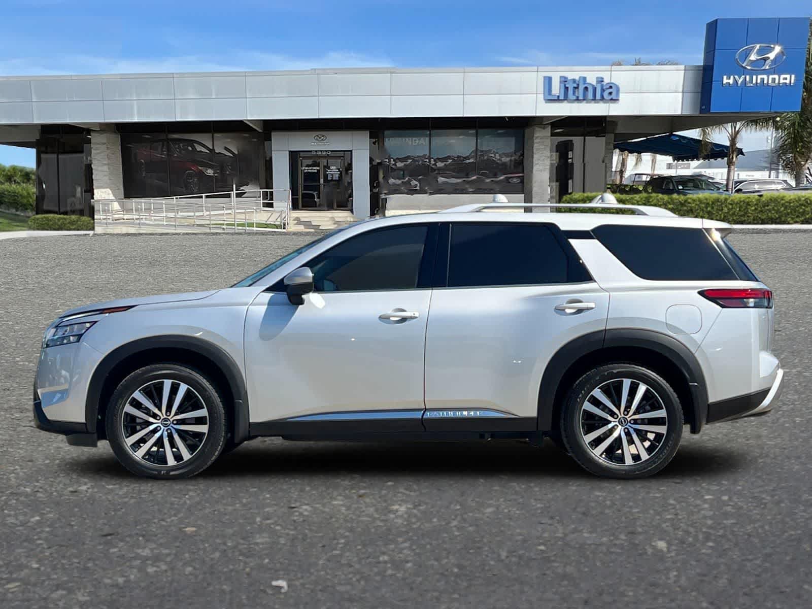2023 Nissan Pathfinder Platinum photo 5