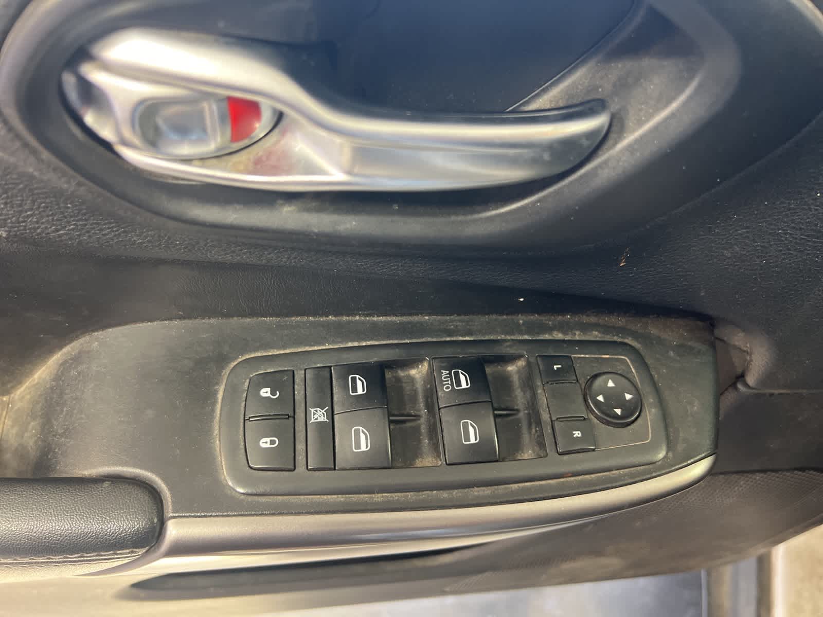 Thumbnail: 2019 Jeep Cherokee - 17