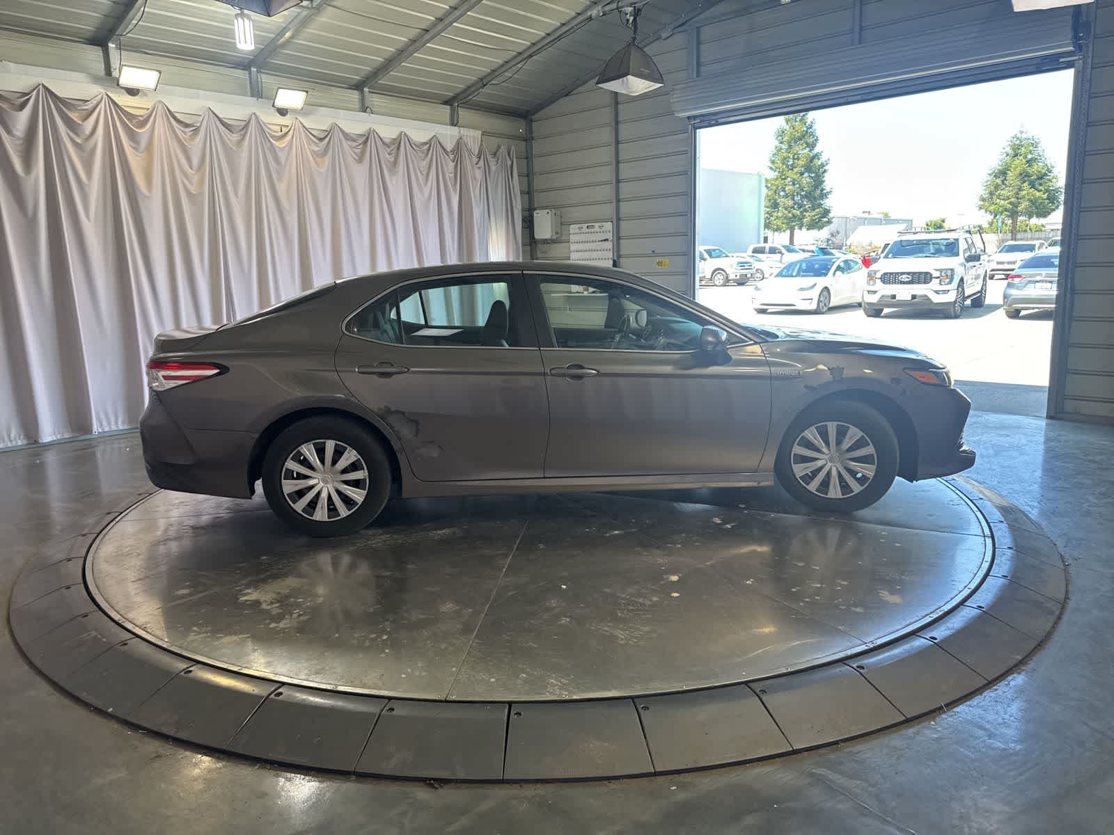 2018 Toyota Camry Hybrid LE photo 2