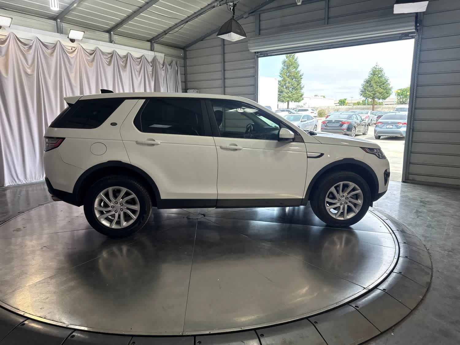 Thumbnail: 2018 Land Rover Discovery Sport - 3