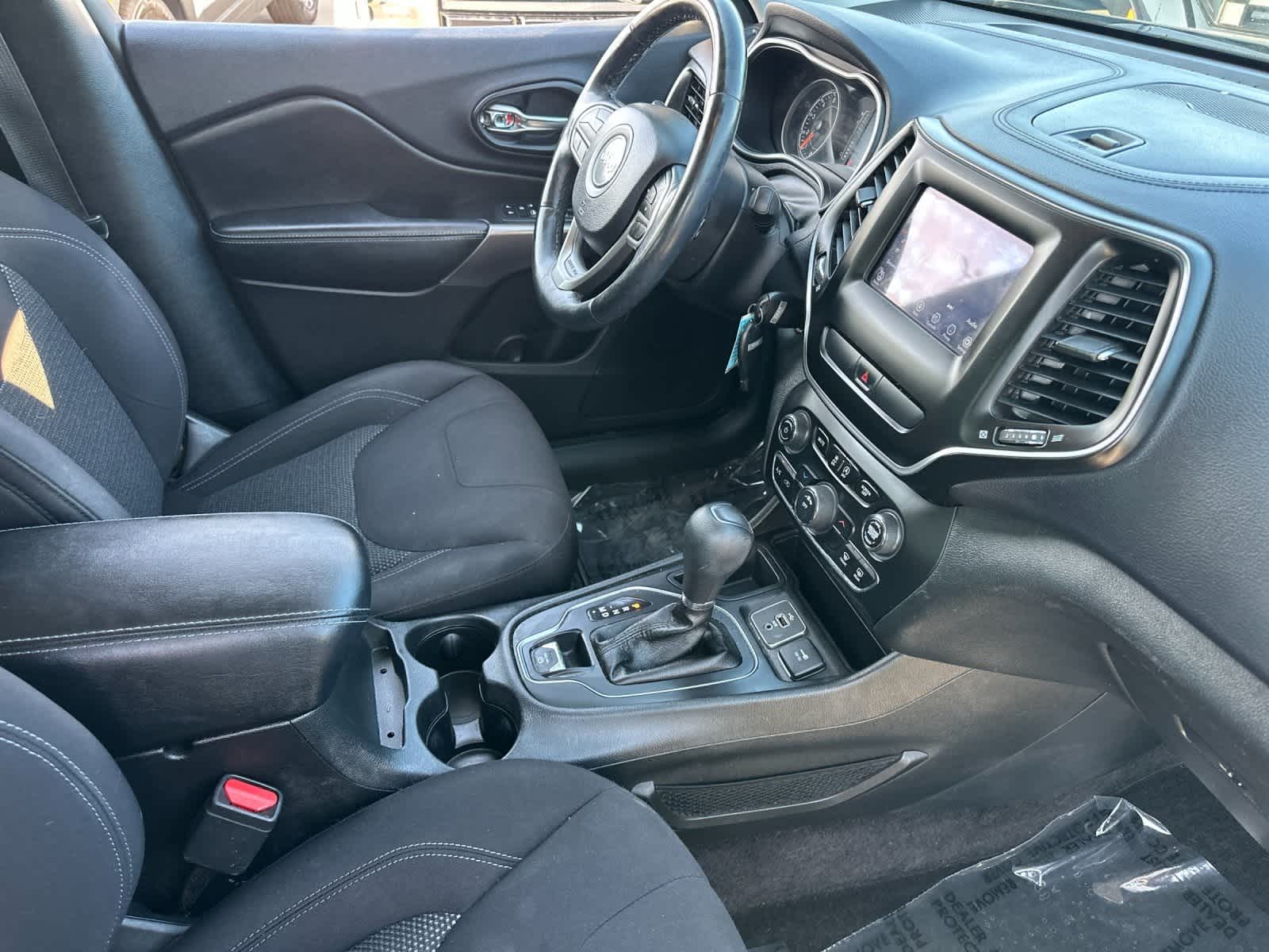 Thumbnail: 2019 Jeep Cherokee - 16