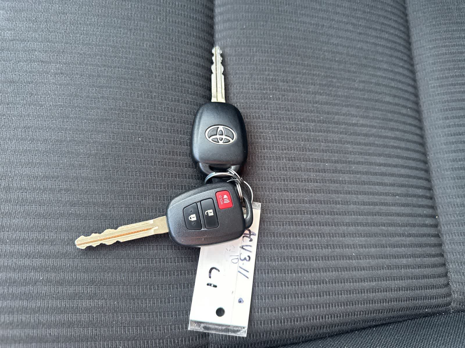 Thumbnail: 2017 Toyota RAV4 - 30