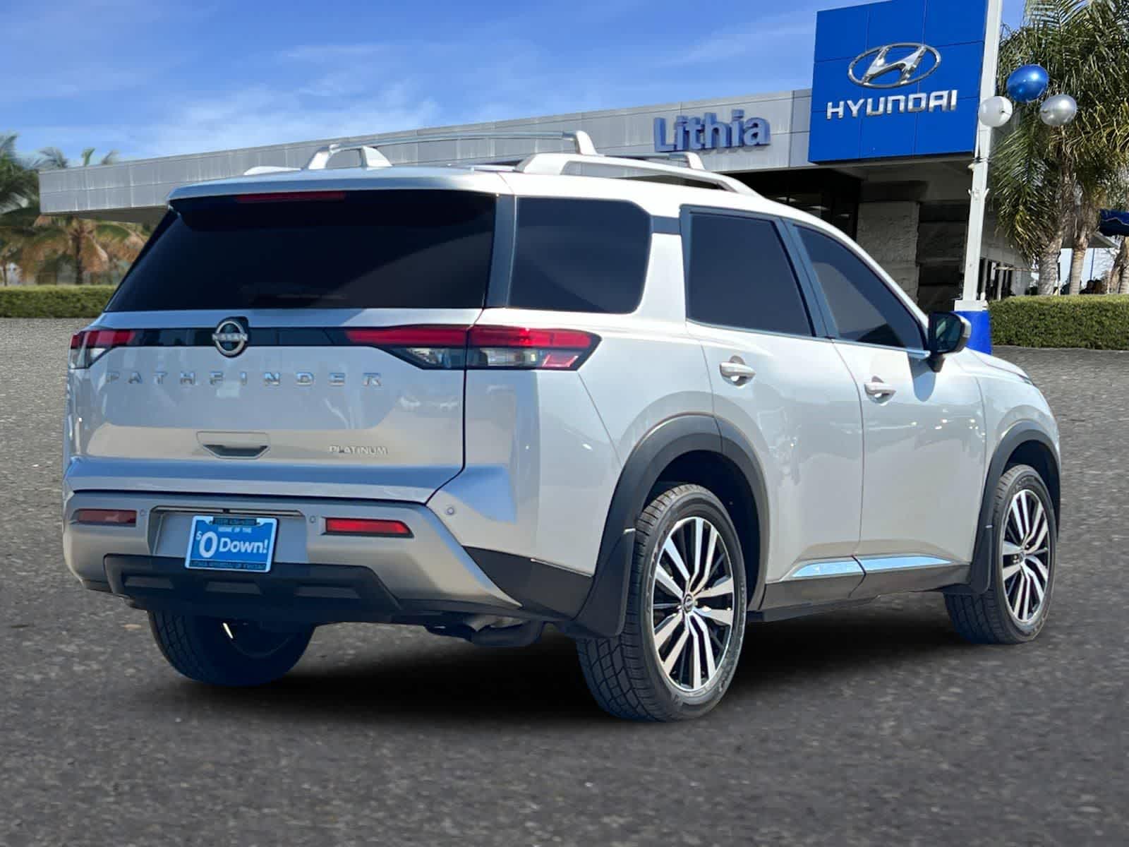 2023 Nissan Pathfinder Platinum photo 2