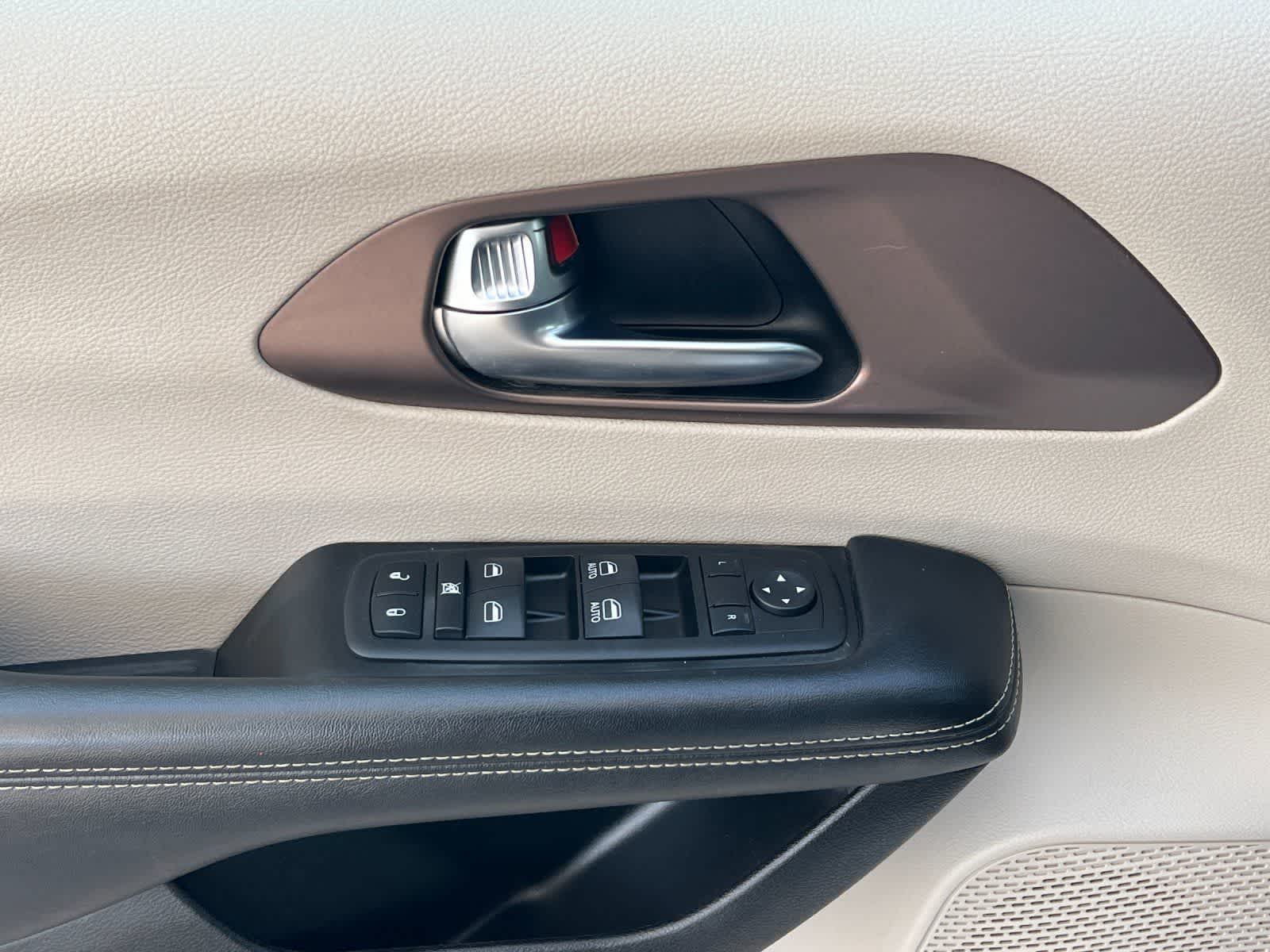 Thumbnail: 2023 Chrysler Voyager - 13