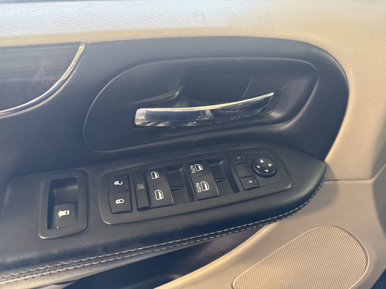 Thumbnail: 2016 Chrysler Town & Country - 16