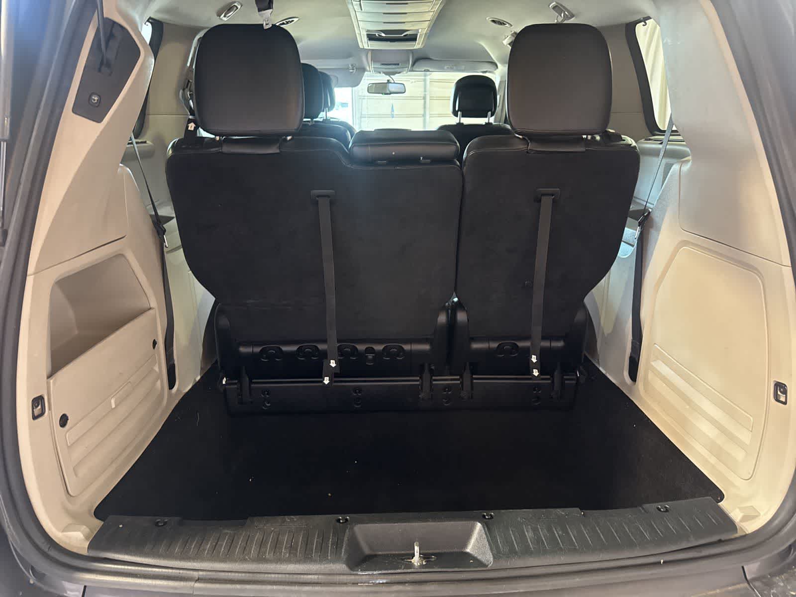 Thumbnail: 2016 Chrysler Town & Country - 13