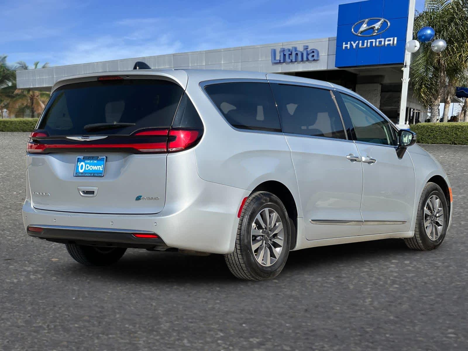 Thumbnail: 2023 Chrysler Pacifica - 3