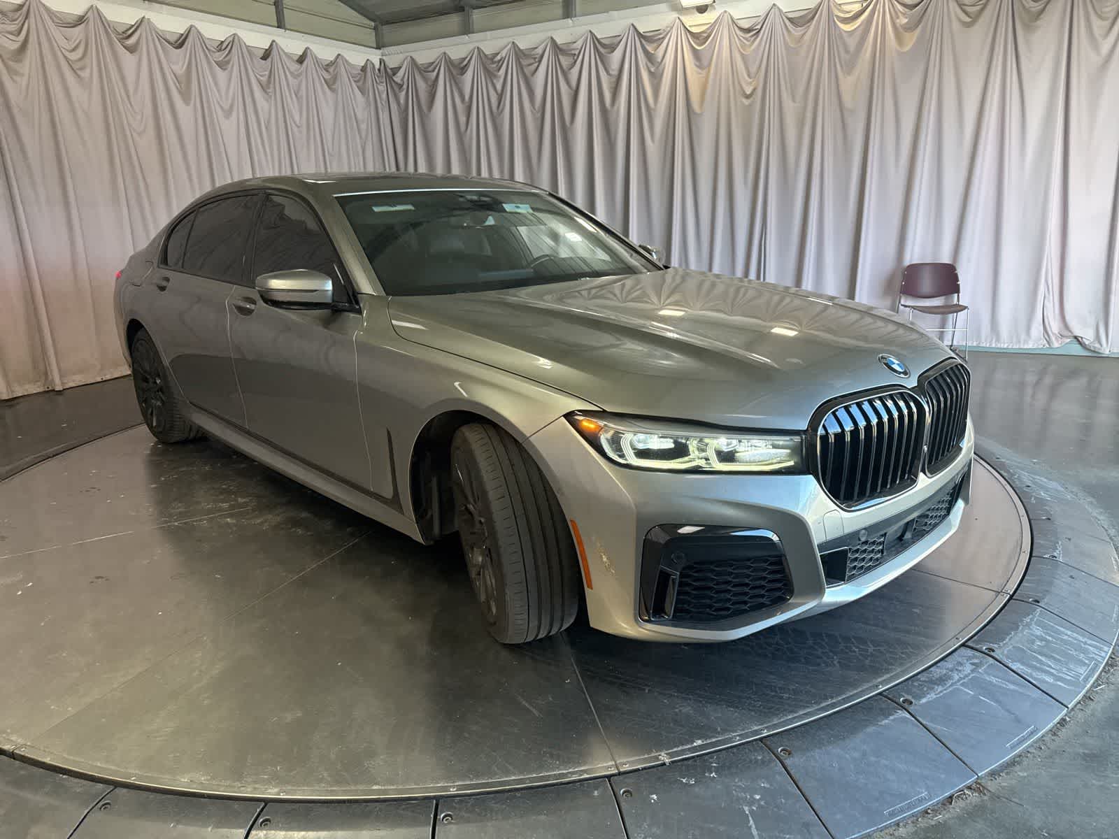 2022 BMW 740i photo 2