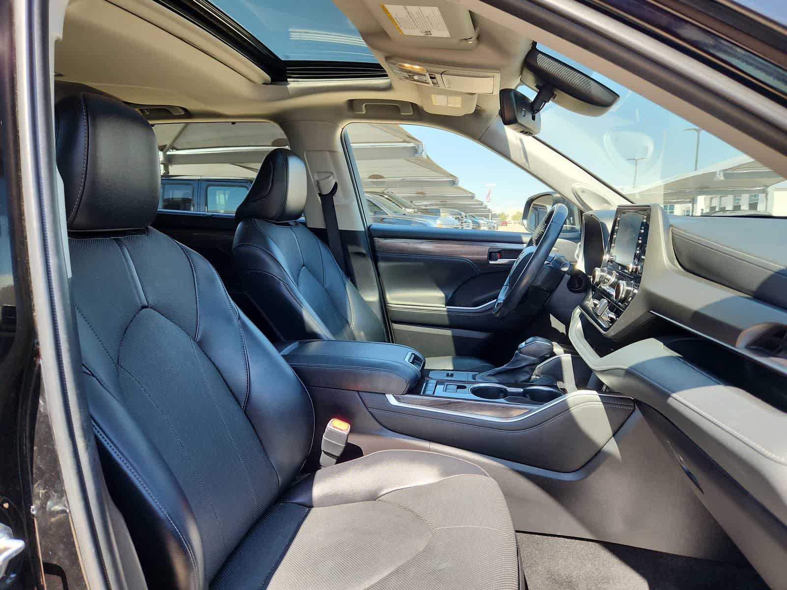 Thumbnail: 2022 Toyota Highlander - 17