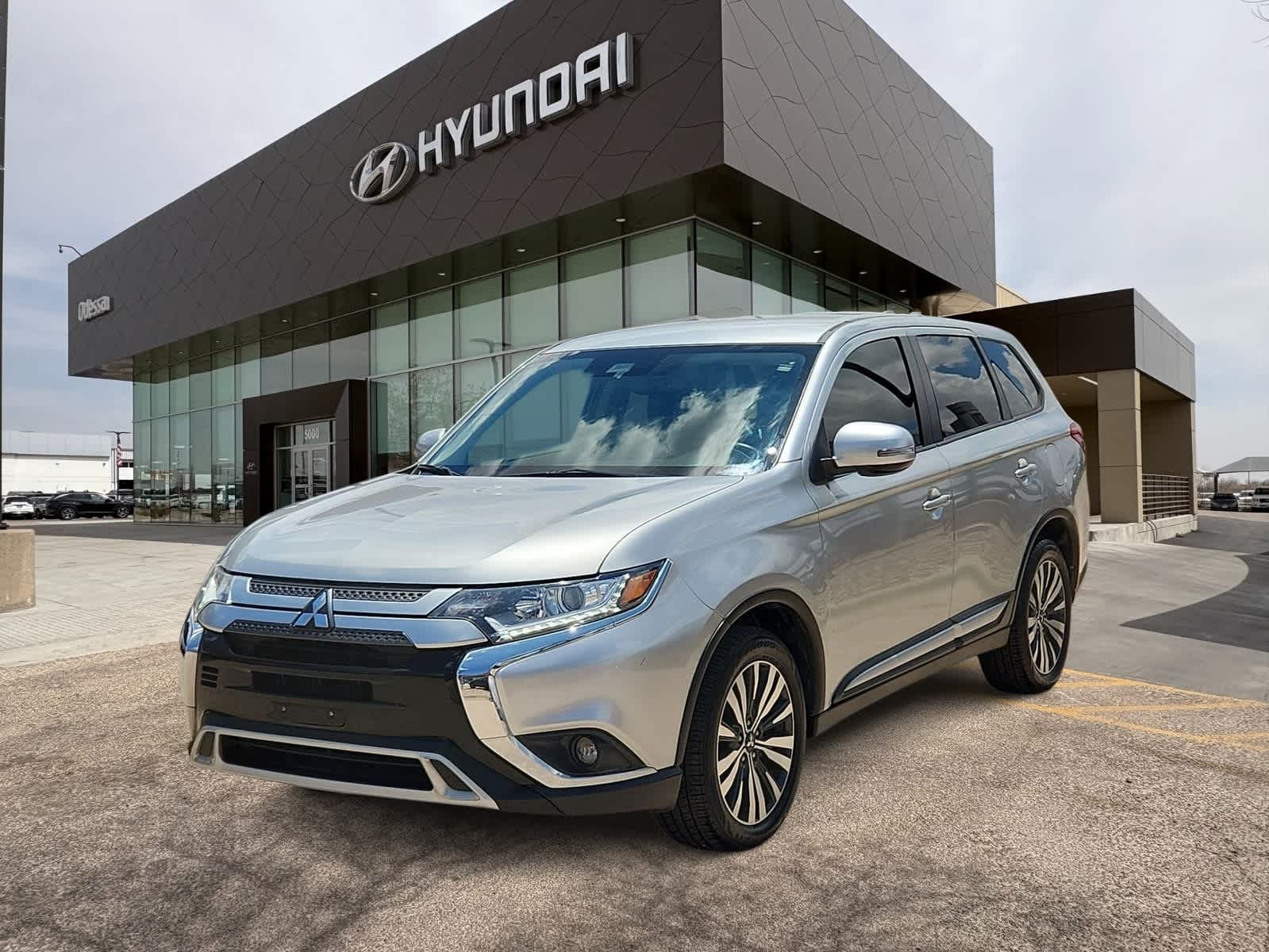 2020 Mitsubishi Outlander SE Hero Image