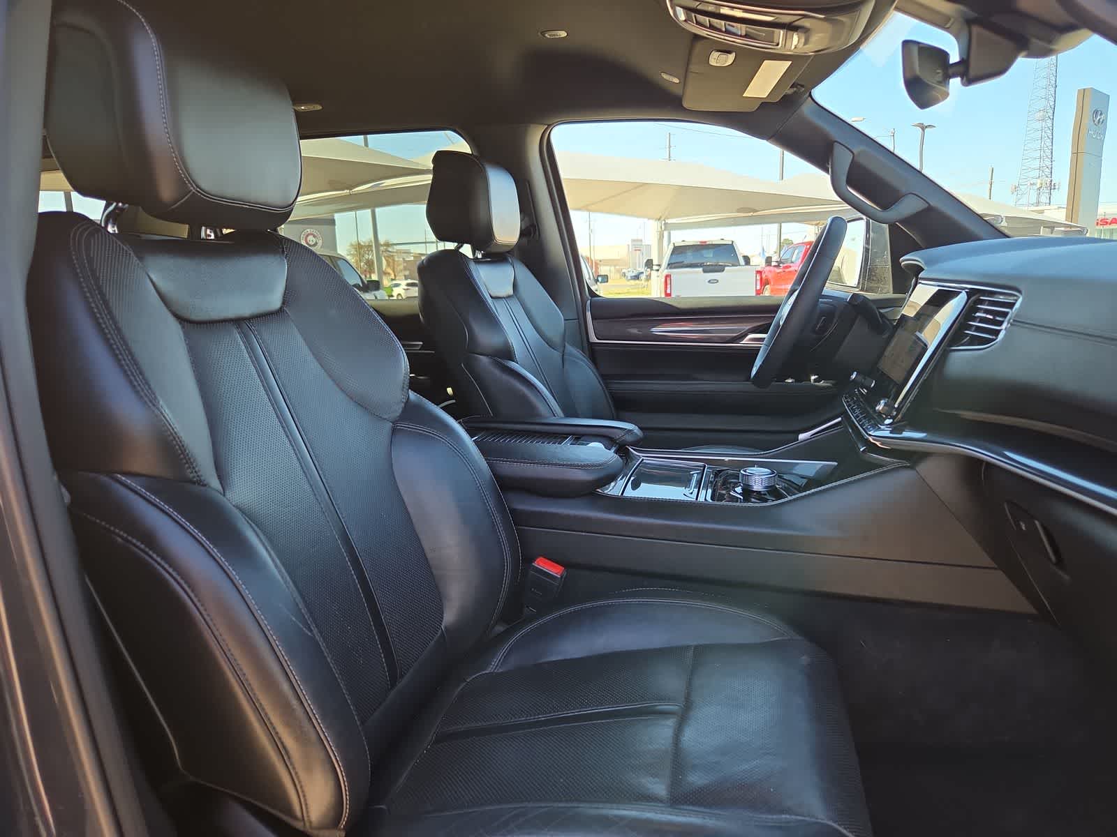 Thumbnail: 2022 Jeep Wagoneer - 18