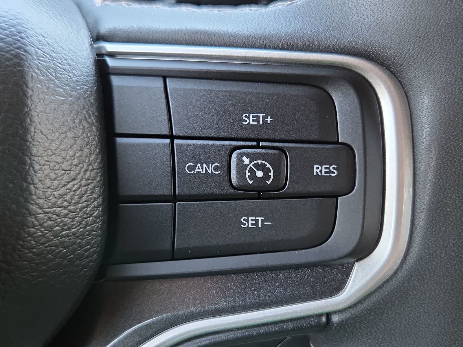 Thumbnail: 2022 Jeep Wagoneer - 23