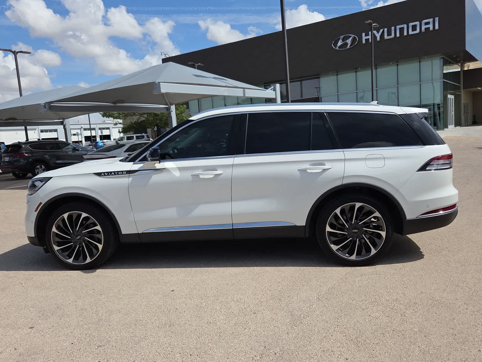 Thumbnail: 2022 Lincoln Aviator - 11