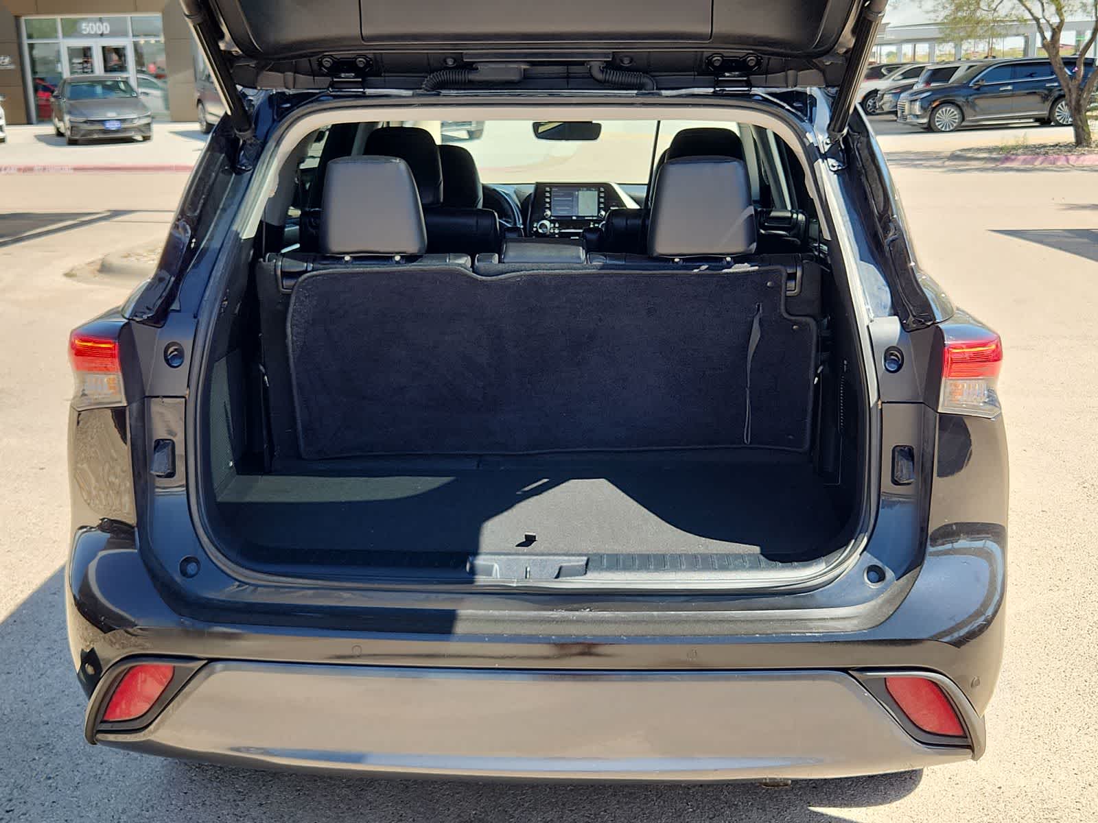 Thumbnail: 2022 Toyota Highlander - 22