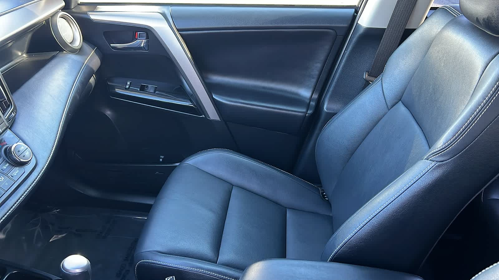 Thumbnail: 2018 Toyota RAV4 - 12