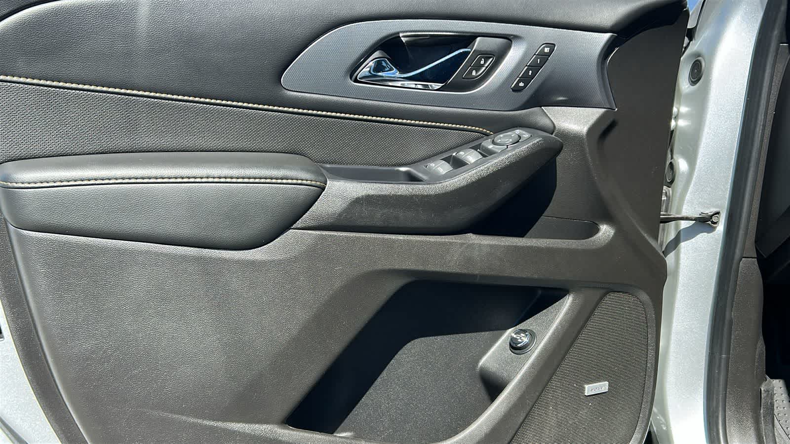 Thumbnail: 2021 Chevrolet Traverse - 23