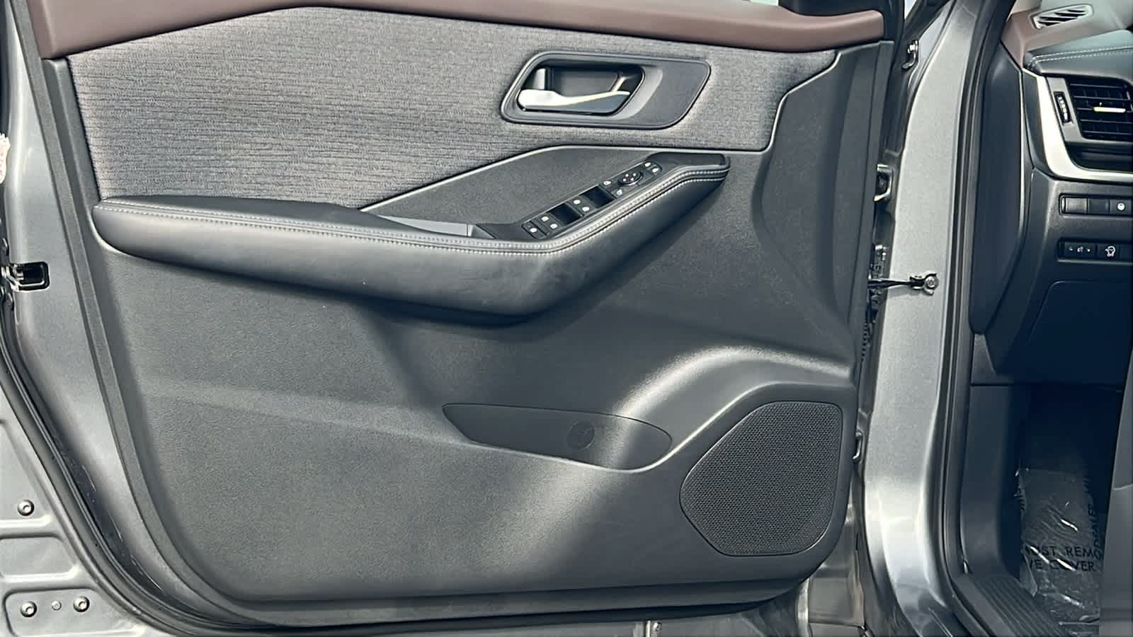 2023 Nissan Rogue SV 23