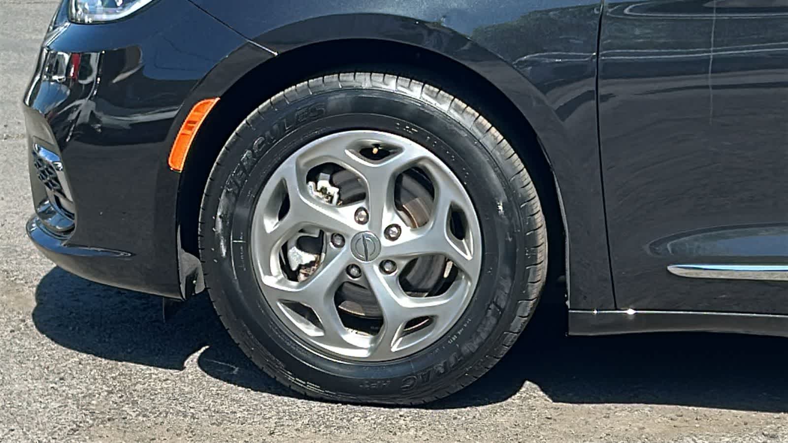 Thumbnail: 2023 Chrysler Pacifica - 9