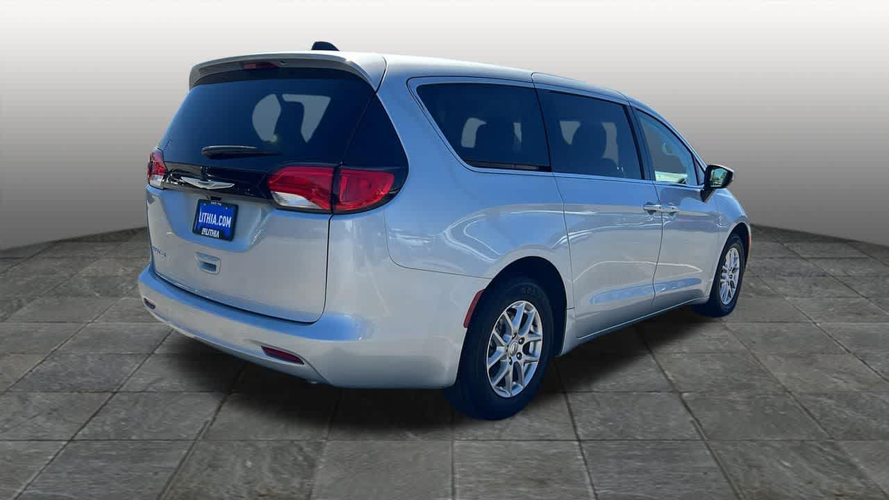 Thumbnail: 2023 Chrysler Voyager - 5