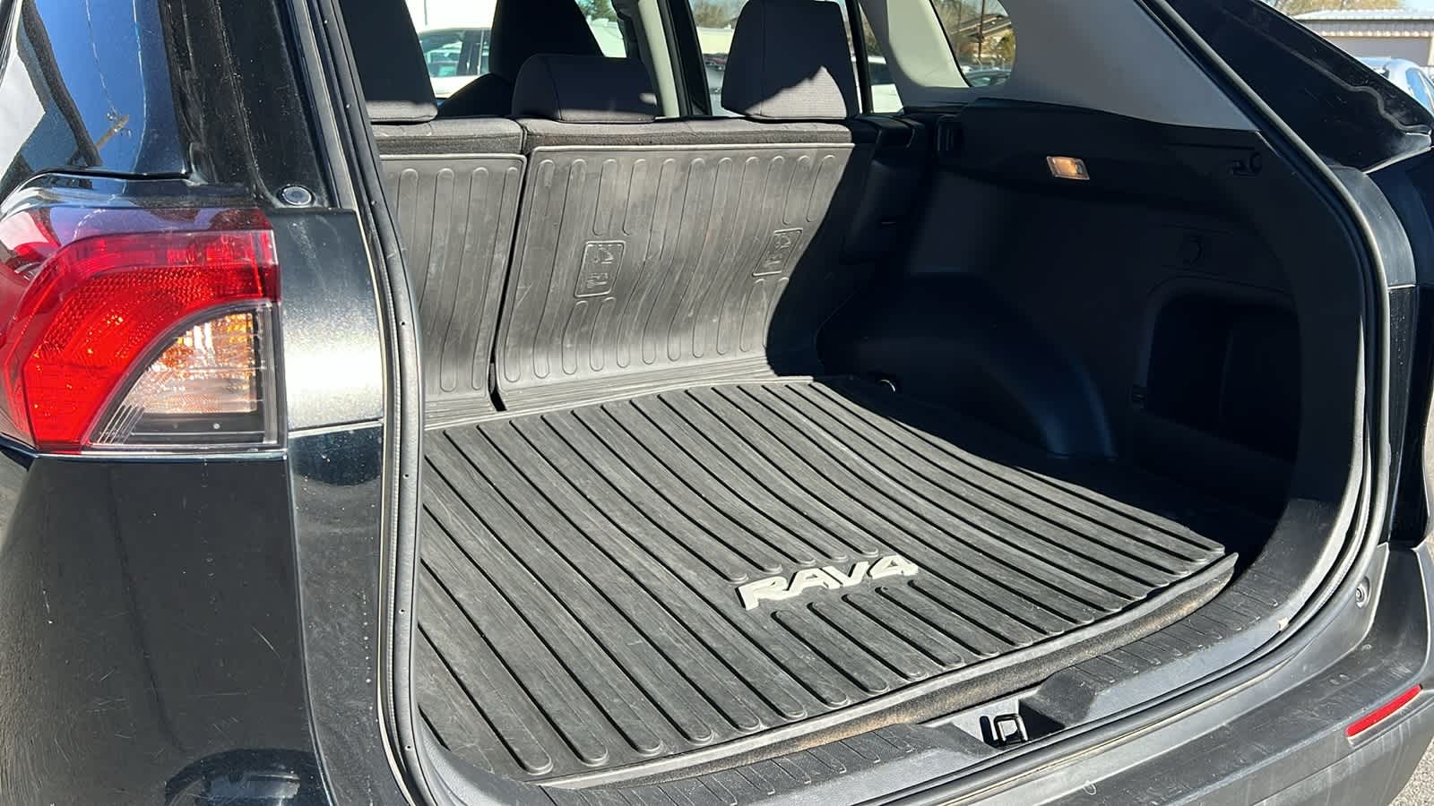 Thumbnail: 2020 Toyota RAV4 - 27