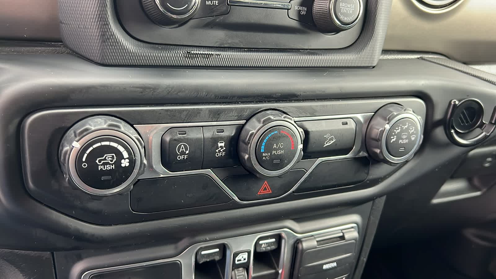 Thumbnail: 2019 Jeep Wrangler - 14