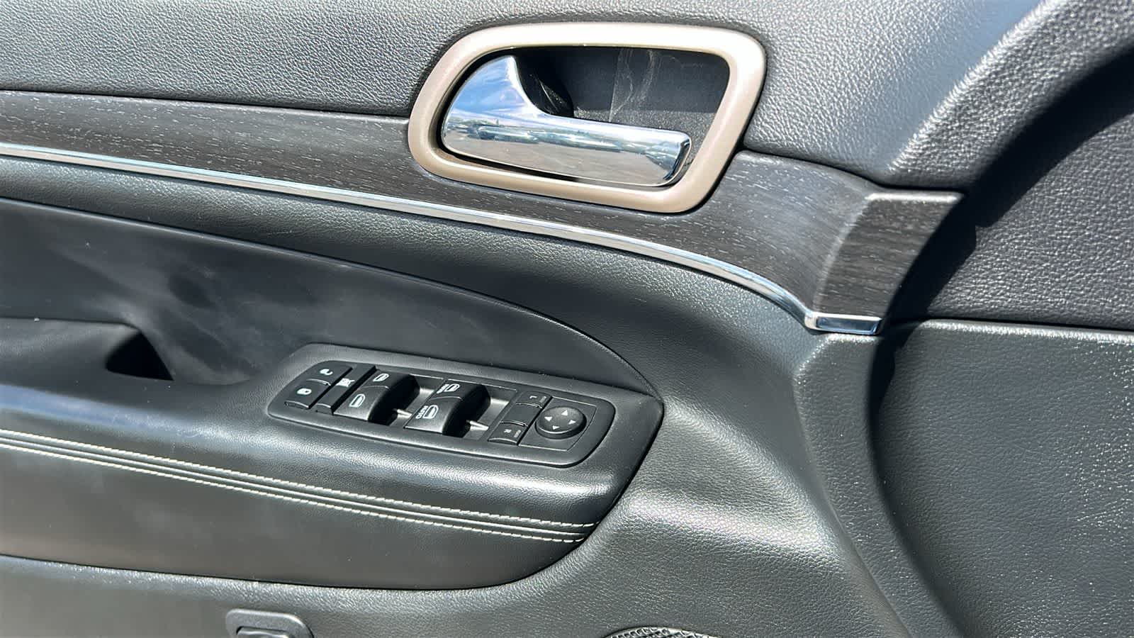 Thumbnail: 2015 Jeep Grand Cherokee - 21