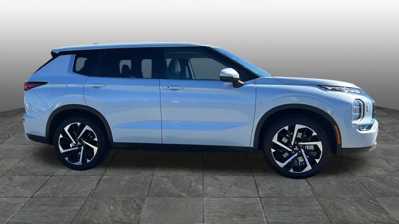 Thumbnail: 2024 Mitsubishi Outlander - 3