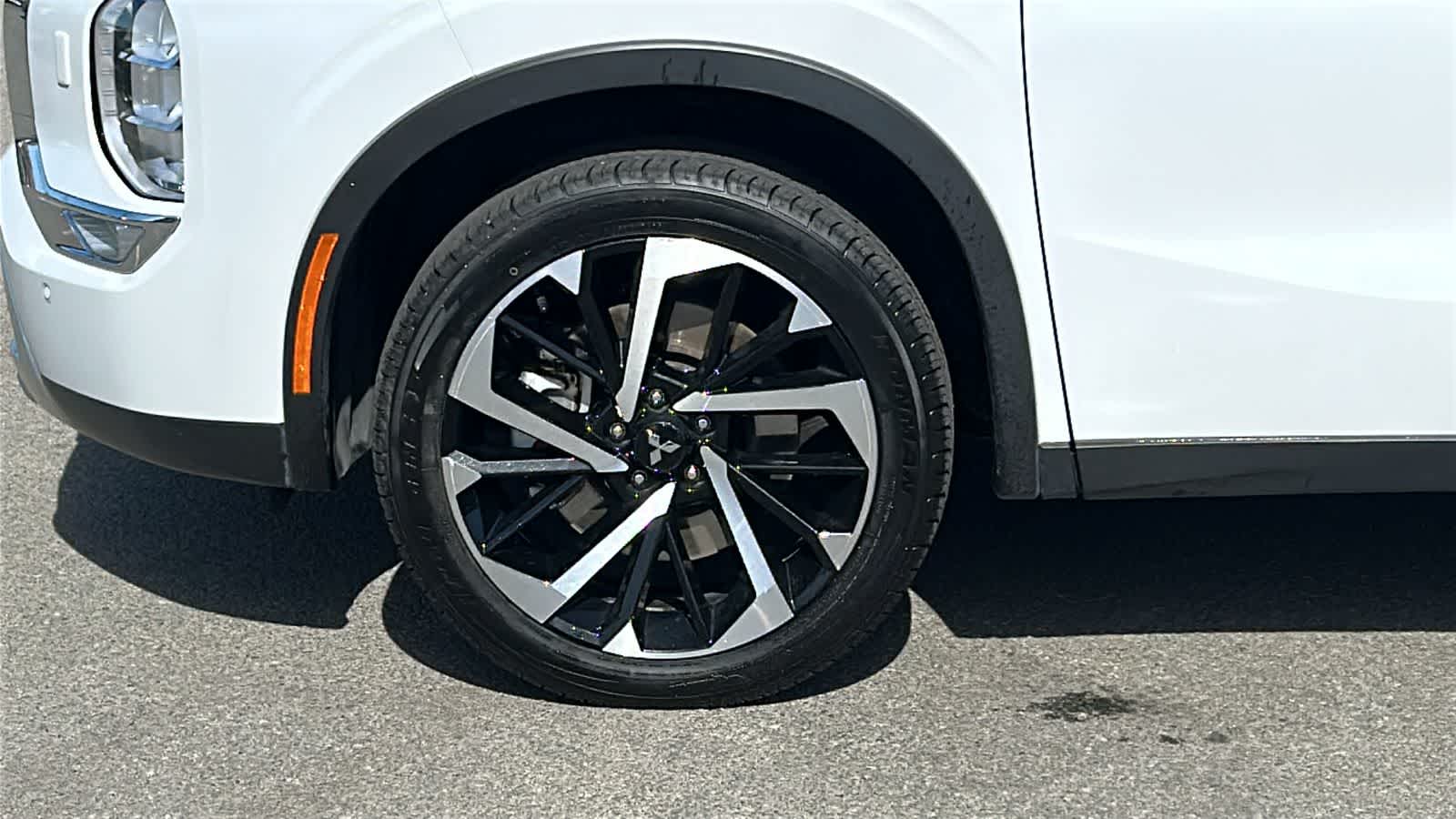 Thumbnail: 2024 Mitsubishi Outlander - 9