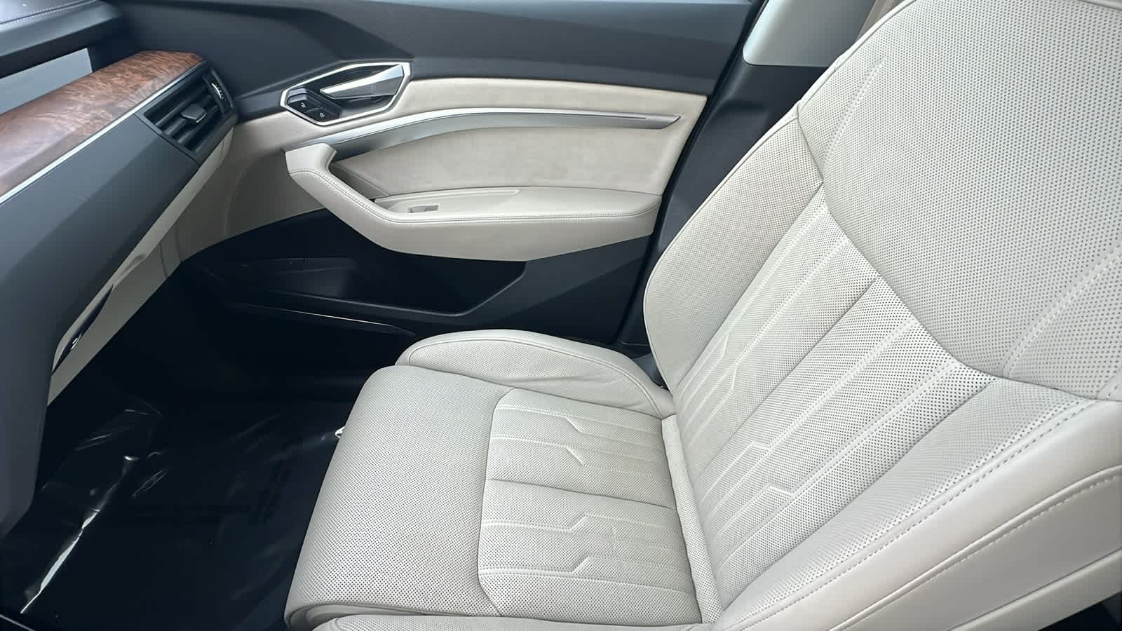 Thumbnail: 2019 Audi e-tron - 12