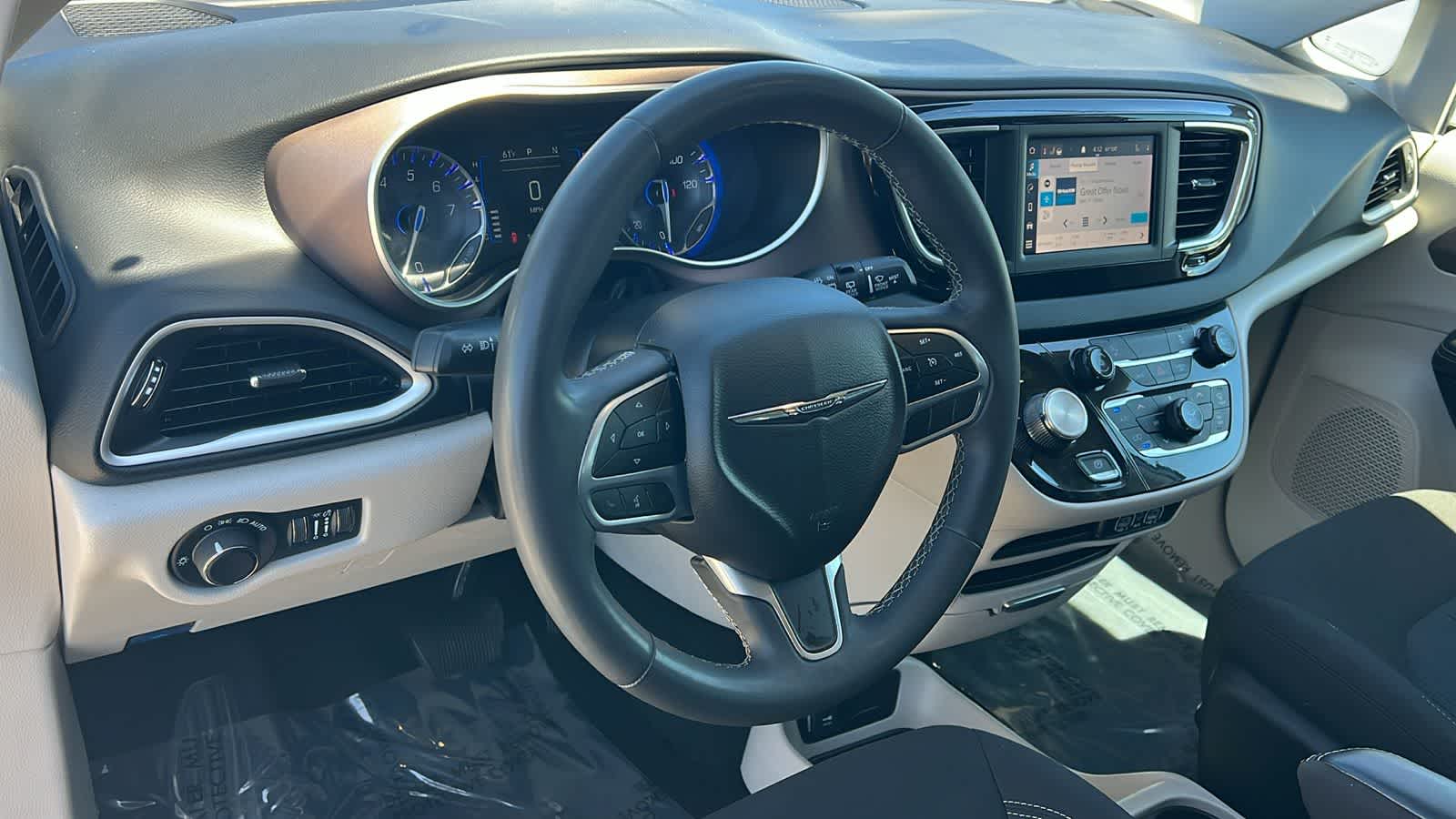 Thumbnail: 2023 Chrysler Voyager - 10