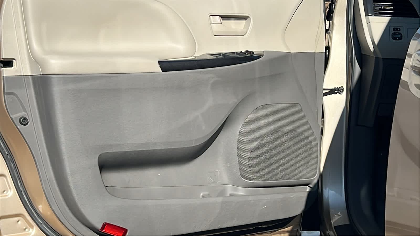 Thumbnail: 2011 Toyota Sienna - 23