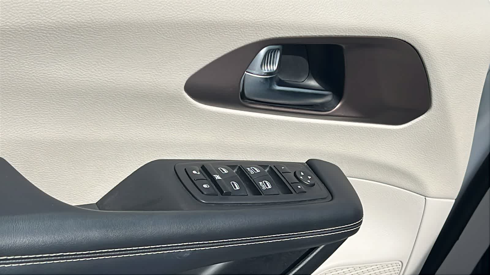 Thumbnail: 2023 Chrysler Voyager - 22