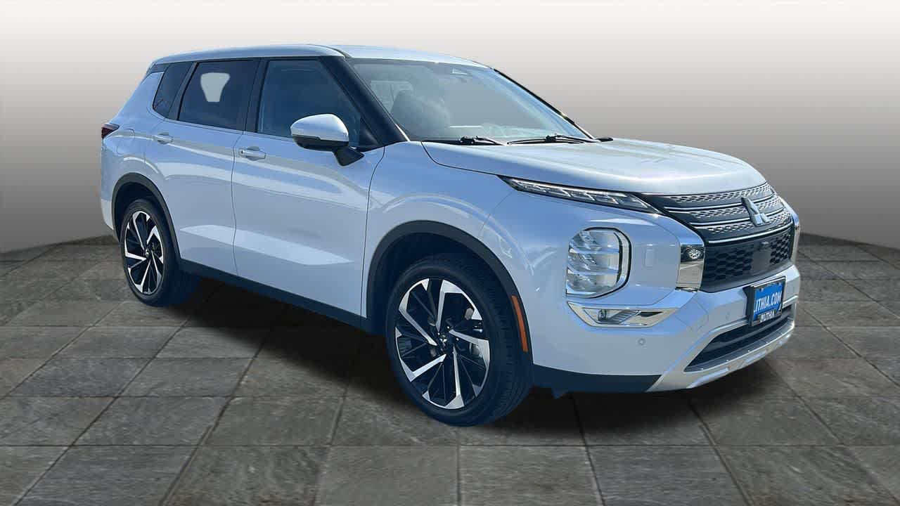 Thumbnail: 2024 Mitsubishi Outlander - 3