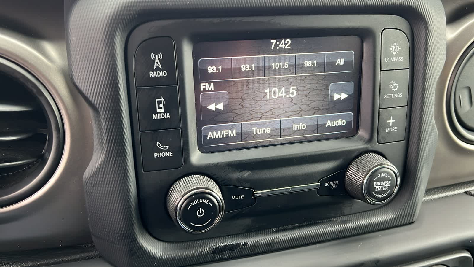 Thumbnail: 2019 Jeep Wrangler - 15