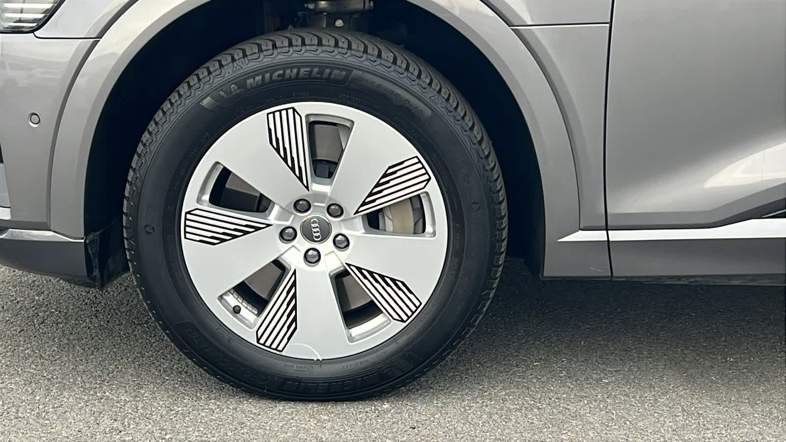 Thumbnail: 2019 Audi e-tron - 9